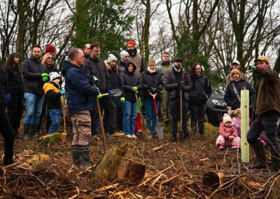 Die be.yond Initiative setzt sich erneut für die Umwelt ein: 350 Bäume im Bergischen Land erfolgreich gepflanzt.
